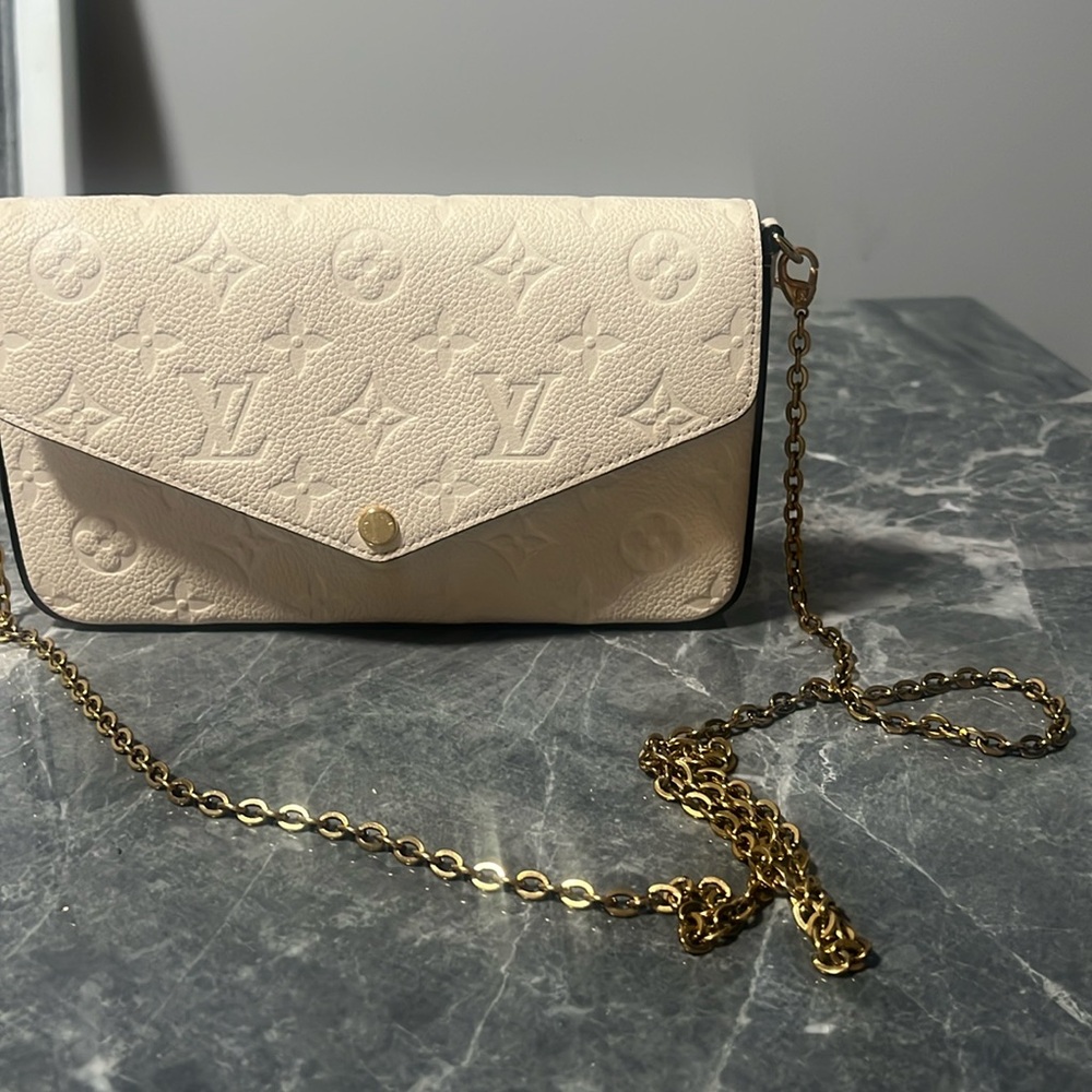 La Pochette Felicie Louis Vuitton Beige Monogram Clutch with Gold Chain